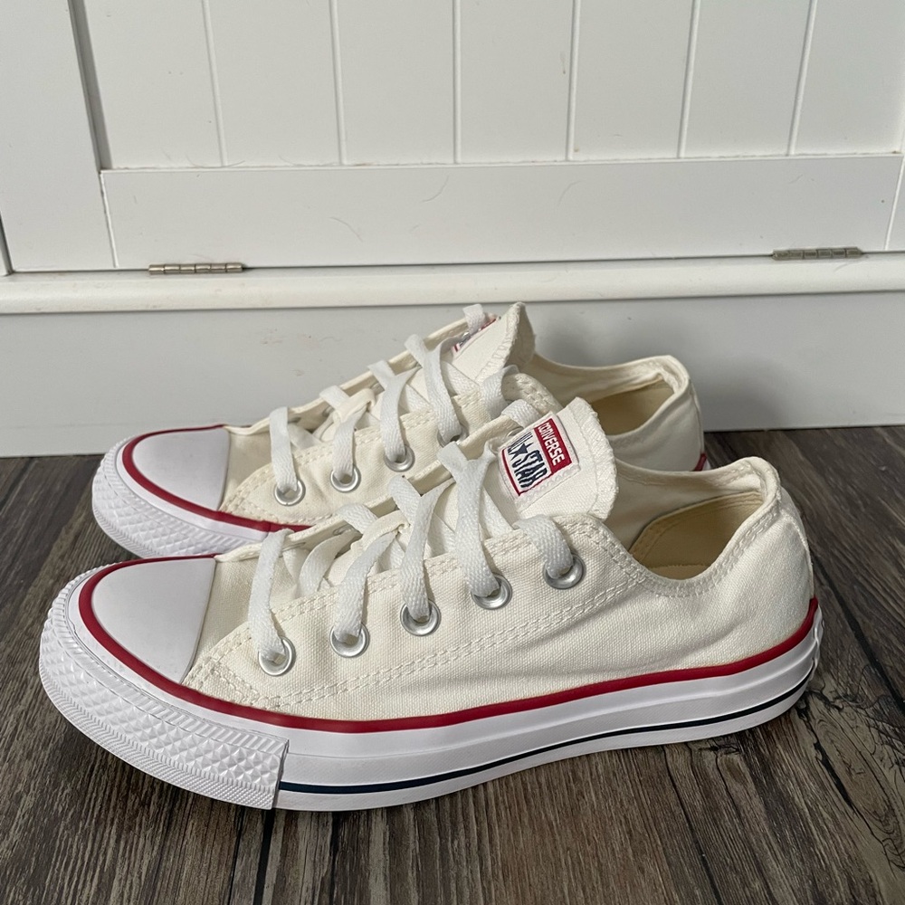 Converse Chuck Taylor All Star Low Top Sneakers Women’s 6 Mens 4